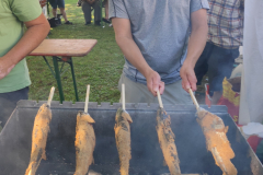 Die ersten Steckerlfische sind schon fast fertig